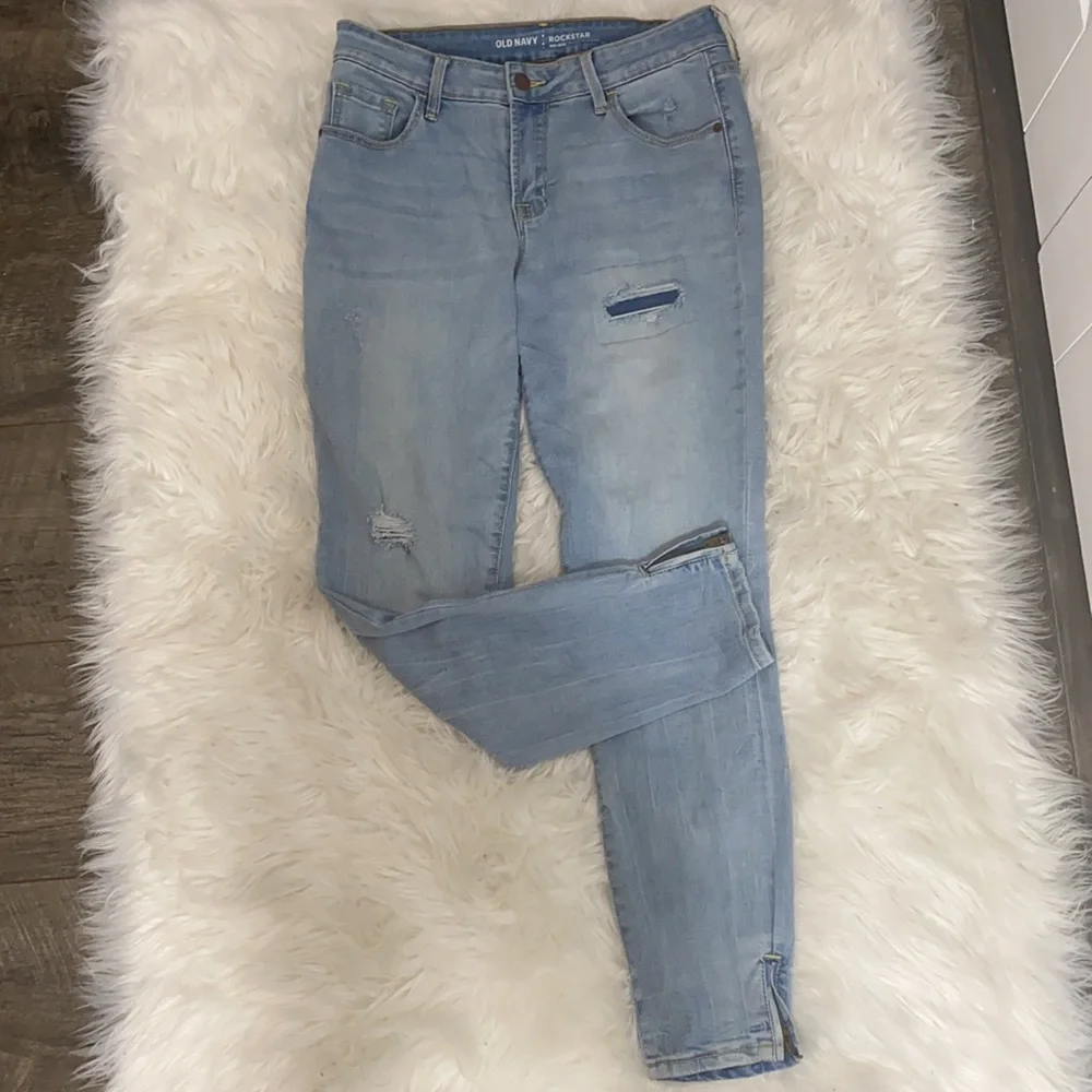 OLD NAVY ROCKSTAR MID-RISE DISTRESSED JEANS - Picture 3 of 8